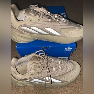 BRAND NEW ! Adida Size 7 Ozelia Sneaker